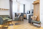 Wohn-/Essbereich mit Garderobe - Ferienapartments am Krusespeicher 1-09 - Top-Hundeurlaub