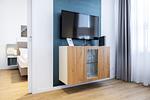 Wohn-/Essbereich mit Flatscreen-TV - Ferienapartments am Krusespeicher 1-09 - Top-Hundeurlaub