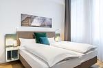 Schlafzimmer mit Boxspringbett - Ferienapartments am Krusespeicher 1-09 - Top-Hundeurlaub