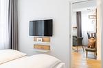Schlafzimmer mit Flatscreen-TV - Ferienapartments am Krusespeicher 1-09 - Top-Hundeurlaub