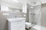 Badezimmer mit ebenerdiger Dusche - Ferienapartments am Krusespeicher 1-09 - Top-Hundeurlaub