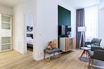 Wohn-/Essbereich mit Flatscreen-TV - Ferienapartments am Krusespeicher 2-15 - Top-Hundeurlaub