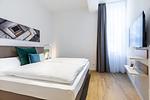 Schlafzimmer mit Flatscreen-TV - Ferienapartments am Krusespeicher 2-15 - Top-Hundeurlaub