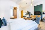 Wohn-/Schlafbereich mit Flatscreen-TV - Ferienapartments am Krusespeicher 2-24 - Top-Hundeurlaub