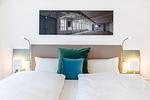 Wohn-/Schlafbereich mit Boxspringbett - Ferienapartments am Krusespeicher 2-24 - Top-Hundeurlaub