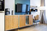 Wohn-/Schlafbereich mit Flatscreen-TV - Ferienapartments am Krusespeicher 2-24 - Top-Hundeurlaub