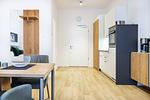 Wohn-/Schlafbereich mit Garderobe - Ferienapartments am Krusespeicher 2-24 - Top-Hundeurlaub