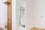 Wohn-/Schlafbereich mit Zugang zum Badezimmer - Ferienapartments am Krusespeicher 2-24 - Top-Hundeurlaub