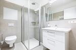 Badezimmer mit ebenerdiger Dusche - Ferienapartments am Krusespeicher 2-24 - Top-Hundeurlaub