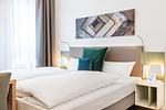 Wohn-/Schlafbereich mit Boxspringbett - Ferienapartments am Krusespeicher 2-21 - Top-Hundeurlaub