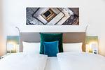 Wohn-/Schlafbereich mit Boxspringbett - Ferienapartments am Krusespeicher 2-21 - Top-Hundeurlaub