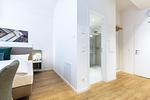 Wohn-/Schlafbereich mit Zugang zum Badezimmer - Ferienapartments am Krusespeicher 2-21 - Top-Hundeurlaub