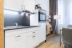 Wohn-/Schlafbereich mit Küchenzeile - Ferienapartments am Krusespeicher 3-26 - Top-Hundeurlaub
