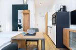 Wohn-/Schlafbereich mit Esstisch - Ferienapartments am Krusespeicher 3-26 - Top-Hundeurlaub