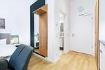 Wohn-/Schlafbereich mit Zugang zum Badezimmer - Ferienapartments am Krusespeicher 3-26 - Top-Hundeurlaub