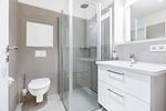 Badezimmer mit ebenerdiger Regendusche - Ferienapartments am Krusespeicher 3-26 - Top-Hundeurlaub