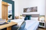 Wohn-/Schlafbereich mit Boxspringbett - Ferienapartments am Krusespeicher 3-29 - Top-Hundeurlaub