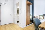 Wohn-/Schlafbereich mit Zugang zum Badezimmer - Ferienapartments am Krusespeicher 3-29 - Top-Hundeurlaub