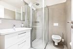 Badezimmer mit ebenerdiger Dusche - Ferienapartments am Krusespeicher 3-29 - Top-Hundeurlaub