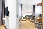 Schlafzimmer mit Zugang zum Wohn-/Essbereich - Ferienapartments am Krusespeicher 3-30 - Top-Hundeurlaub