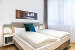 Schlafzimmer mit Boxspringbett - Ferienapartments am Krusespeicher 3-30 - Top-Hundeurlaub