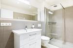 Badezimmer mit ebenerdiger Dusche - Ferienapartments am Krusespeicher 3-30 - Top-Hundeurlaub