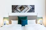 Wohn-/Schlafbereich mit Boxspringbett - Ferienapartments am Krusespeicher 3-33 - Top-Hundeurlaub