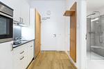 Wohn-/Schlafbereich mit Blick zum Eingang - Ferienapartments am Krusespeicher 3-33 - Top-Hundeurlaub
