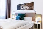 Wohn-/Schlafbereich mit Boxspringbett - Ferienapartments am Krusespeicher 3-34 - Top-Hundeurlaub