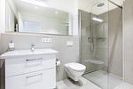 Badezimmer mit ebenerdiger Dusche - Ferienapartments am Krusespeicher 3-34 - Top-Hundeurlaub