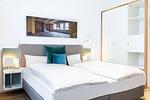Schlafzimmer mit Boxspringbett - Ferienapartments am Krusespeicher 3-35 - Top-Hundeurlaub