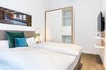 Schlafzimmer mit Flatscreen-TV - Ferienapartments am Krusespeicher 3-35 - Top-Hundeurlaub