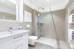 Badezimmer mit ebenerdiger Dusche - Ferienapartments am Krusespeicher 3-35 - Top-Hundeurlaub