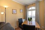 Wohn-Essbereich mit Couch und Esstisch - Apartmenthaus Atlantik 303 - Top-Hundeurlaub