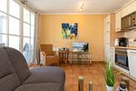Wohn-Essbereich mit Couch und Flatscreen-TV - Apartmenthaus Atlantik 303 - Top-Hundeurlaub