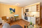 Wohn-Essbereich mit Couch und Küchenzeile - Apartmenthaus Atlantik 303 - Top-Hundeurlaub