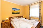 Schlafzimmer mit Doppelbett - Apartmenthaus Atlantik 303 - Top-Hundeurlaub