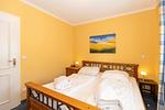 Schlafzimmer mit Doppelbett - Apartmenthaus Atlantik 303 - Top-Hundeurlaub
