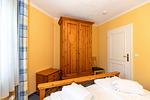 Schlafzimmer mit Doppelbett und Kleiderschrank - Apartmenthaus Atlantik 303 - Top-Hundeurlaub