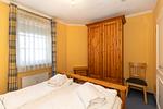 Schlafzimmer mit Doppelbett und Kleiderschrank - Apartmenthaus Atlantik 303 - Top-Hundeurlaub