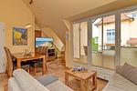 Wohn-Essbereich mit Couch und Flatscreen-TV - Dünenschloss 2-25 - Top-Hundeurlaub