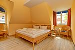 Schlafzimmer mit Doppelbett - Dünenschloss 2-25 - Top-Hundeurlaub