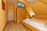 Schlafzimmer mit Doppelbett und Kleiderschrank - Dünenschloss 2-25 - Top-Hundeurlaub