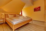Schlafzimmer mit Doppelbett - Dünenschloss 2-25 - Top-Hundeurlaub