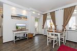 Wohn-Essbereich mit Couch und Esstisch - Dünenschloss 3-05 - Top-Hundeurlaub