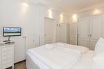 Schlafzimmer mit Doppelbett und Flatscreen TV - Dünenschloss 3-05 - Top-Hundeurlaub