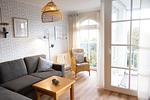 Wohn-Essbereich mit Couch im kbat318, Apartmenthaus Atlantik 318 in Kühlungsborn - Apartmenthaus Atlantik 318 - Top-Hundeurlaub