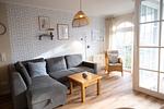 Wohn-Essbereich mit Couch im kbat318, Apartmenthaus Atlantik 318 in Kühlungsborn - Apartmenthaus Atlantik 318 - Top-Hundeurlaub