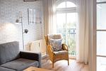 Wohn-Essbereich mit Couch im kbat318, Apartmenthaus Atlantik 318 in Kühlungsborn - Apartmenthaus Atlantik 318 - Top-Hundeurlaub