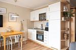 Küchenzeile mit Essbereich im kbat318, Apartmenthaus Atlantik 318 in Kühlungsborn - Apartmenthaus Atlantik 318 - Top-Hundeurlaub